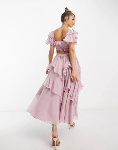 Détail de la robe longue rose à volants étagés en mousseline avec un dos nu élégant