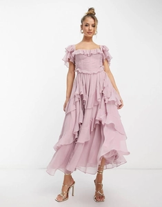 Détail de la jupe à volants superposés et taille cintrée sur la robe longue rose