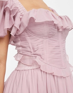 Détail de robe lavande avec corsage à volants et texture en mousseline plissée