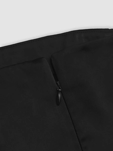 Detailaufnahme eines schwarzen Satinkleides mit hochwertigem unsichtbarem Reißverschluss
