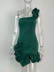 Détail de l'épaule à volants 3D sur une robe moulante vert forêt pour femmes