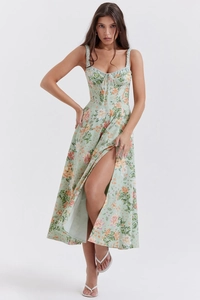 Detail des hohen Seitenschlitzes und Blumendrucks am grünen Sommer-Trägerkleid
