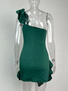 Vue arrière détaillée d'une robe vert émeraude avec volants et drapés latéraux