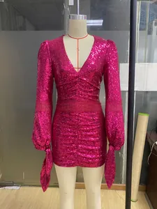 Détails des manches à paillettes avec rubans et tissu scintillant rose fuchsia brillant