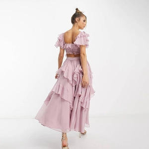 Ensemble deux pièces en mousseline rose avec crop top à volants et jupe longue à étages