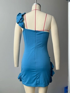 Vue arrière d'une robe bleue à une épaule avec volants et fermeture éclair invisible