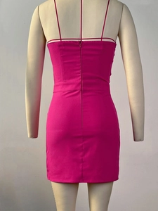 Detail van een fuchsia mini-jurk met een slanke pasvorm en onzichtbare rits aan de achterkant