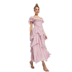 Robe longue élégante à volants étagés rose poudré avec bretelles fines et bustier plissé