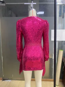Détail d'une robe de soirée à paillettes rose rouge avec coupe ajustée et fermeture éclair