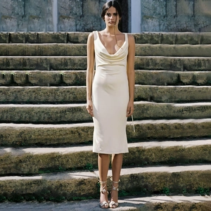 Robe midi élégante crème avec col bénitier et coupe ajustée en tissu satiné pour femmes