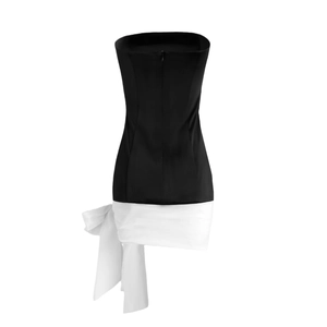 Elegantes schwarzes Bodycon-Kleid mit großer weißer Satinschleife und trägerlosem Design