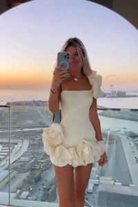 Détails de fleurs 3D ruffles sur l'épaule d'une mini robe blanche à une épaule