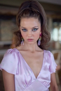 Détail de la robe fleurie violet clair avec col en V, manches volantées et aspect soyeux