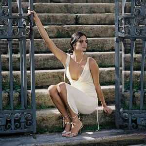 Robe mi-longue élégante en satin crème avec col bénitier et coupe sirène dos nu