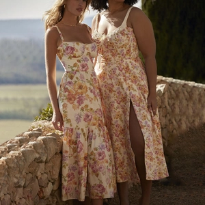 Französisches Blumenkleid mit Schlitz und geraffter Brust für den Sommerstrandurlaub