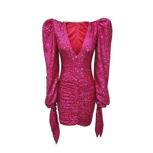 Mini robe à paillettes rose fuchsia avec décolleté en V profond et manches bouffantes