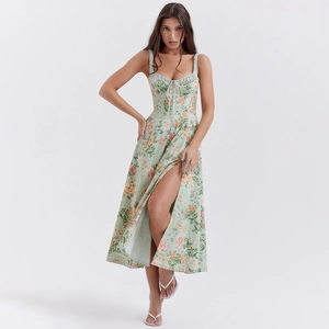 Französisches Midi-Blumenkleid mit Spaghettiträgern, Seitenschlitz und Schnürdetail