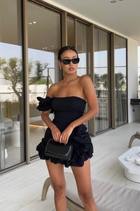 Détail de la mini robe noire à épaule dénudée avec manche bouffante à volants fleurie