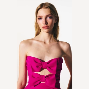 Sexy fuchsia strapless mini-jurk met dubbele grote strikaccenten en een cutout design