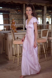 Détail de la robe en satin lilas à fleurs avec volants élégants et col en V sophistiqué