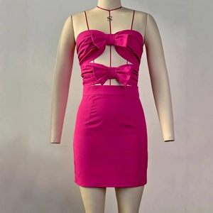 Fuchsia mini-jurk met uitsnede strikdetails en dunne bandjes voor zomerse feestjes