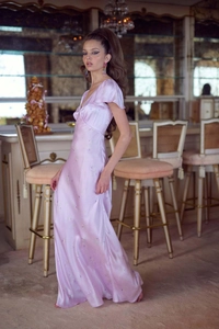 Détail d'une robe longue en satin violet à col en V avec de délicates manches volantées