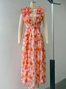Détail d'une robe en mousseline fleurie avec décolleté en V et volants à la taille