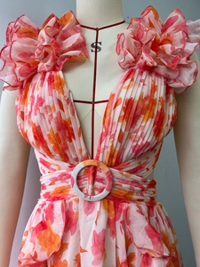 Détails de robe à fleurs en mousseline avec décolleté en V et volants sur les épaules