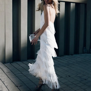 Robe longue blanche à franges multicouches dos nu avec bretelles fines pour une soirée chic