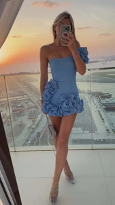 Détail de la mini robe bleu ciel à une épaule avec volants floraux 3D et coupe moulante