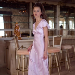 Robe maxi en satin lavande à col en V avec imprimé fleuri et manches à volants élégante