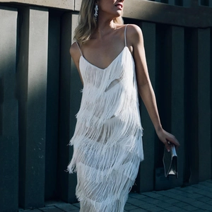 Robe longue blanche élégante à plusieurs niveaux de franges avec fines bretelles