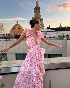 Détail d'une robe fleurie avec décolleté plongeant, fleurs 3D et découpes à la taille