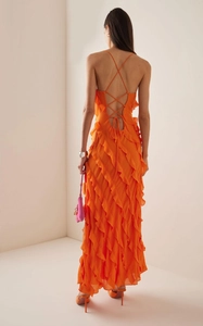 Détail de la robe orange dos nu avec des volants superposés et un design lacé