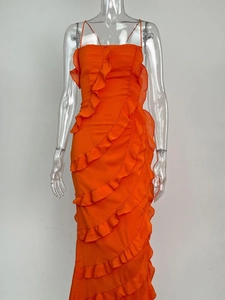 Vue détaillée de face d'une robe d'été orange vif à volants et fines bretelles
