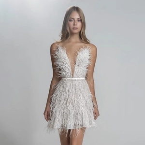 Weiße Feder-Minikleid mit tiefem V-Ausschnitt, dünnen Trägern und Pailletten für Partys