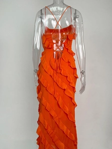 Vue détaillée du dos de la robe longue orange avec volants et lacets croisés au dos