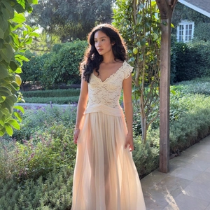 Elegant V-neck lace chiffon evening dress with pleated skirt and off-shoulder sleeves