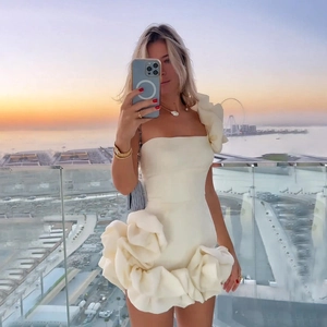 Elegantes elfenbeinfarbenes schulterfreies Minikleid mit 3D-Blumen für Sommerpartys