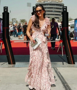 Détail d'une robe longue fleurie avec décolleté en V, découpes à la taille et anneau