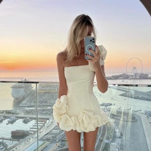 Robe moulante blanc cassé à épaule dénudée avec fleur 3D géante pour événements d'été