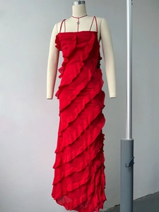 Détail de robe d'été rouge avec volants superposés et fines bretelles élégantes