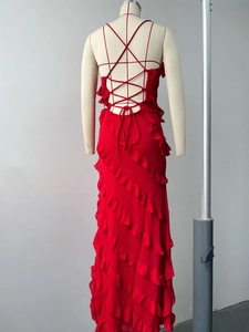 Détail de la robe rouge dos nu montrant les bretelles croisées et les volants étagés