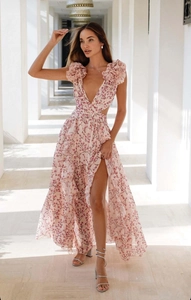 Détails d'une robe fleurie à décolleté en V profond, taille évidée et fente haute