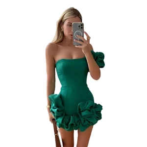 Robe mini verte sans bretelles avec des volants étagés dramatiques et coupe ajustée