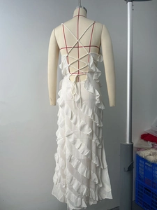 Détail du laçage croisé au dos et des volants sur une robe d'été blanche élégante