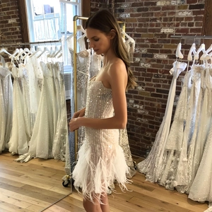 Mini-robe bustier élégante à paillettes blanches avec franges en plumes pour soirée