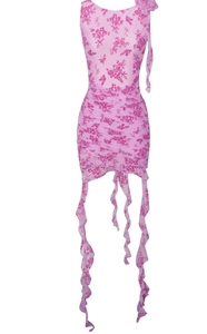 Dettaglio dell'abito floreale rosa con orlo a balze e decorazione floreale 3D sulla spalla