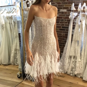 Robe courte blanche à paillettes bustier avec ourlet en plumes et coupe ajustée femme