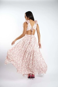 Détail du dos du crop top à fleurs avec laçage et jupe longue fluide assortie
